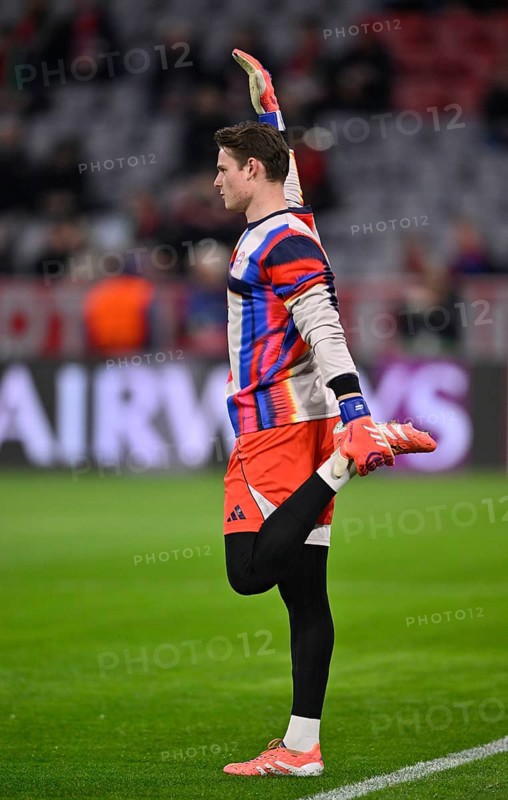 Goalkeeper Jonas Urbig FC Bayern Munich FCB (40) Warm-up training Champions League, Allianz Arena, Munich, Bavaria, Germany