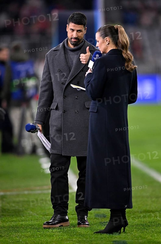 DAZN presenter Laura Wontorra and TV expert Sami Khedira with microphone, logo, gesture gesture thumbs up, Champions League, Allianz Arena, Munich, Bavaria, Germany