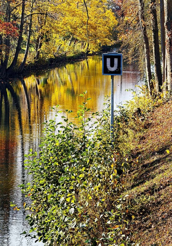 The river Lippe am Lippertor with the artwork Hel by Livia Theuer and Daniel Roskamp, Lichtpromenade Lippstadt, North Rhine-Westphalia, Germany