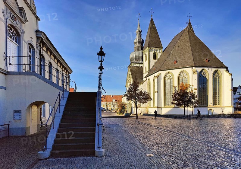 GroÃŸe Marienkirche mit Rathausplatz, Lippstadt, North Rhine-Westphalia, Germany