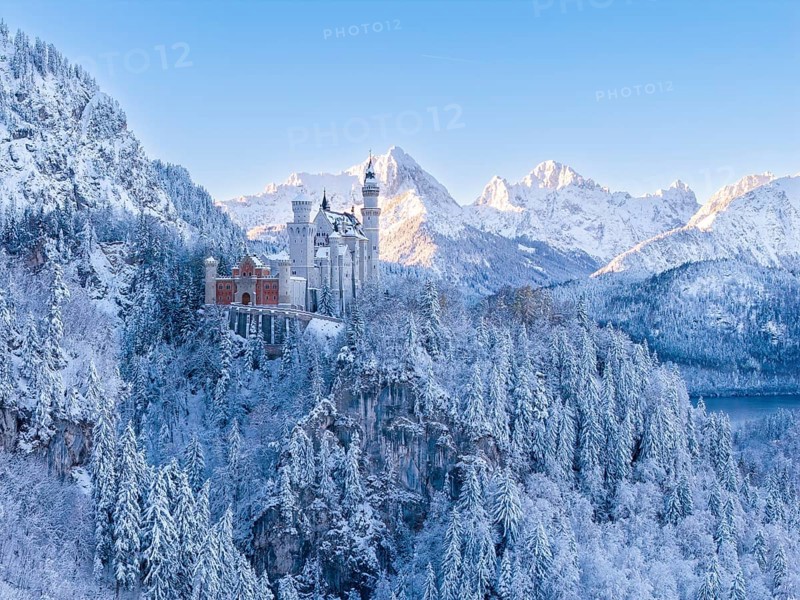 Neuschwanstein Castle in the blue winter light, surrounded by snow-capped mountains and quiet forests. Majestic, Schwangau near FÃ¼ssen, OstallgÃ¤u, AllgÃ¤u, Bavaria, Germany