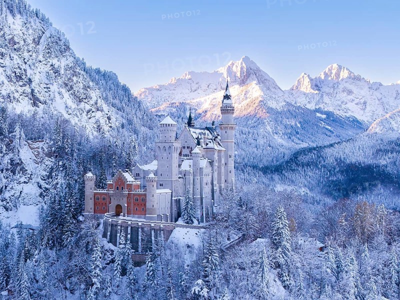 Snowy Neuschwanstein Castle against an impressive mountain backdrop. A winter fairy tale picture, Schwangau near FÃ¼ssen, OstallgÃ¤u, AllgÃ¤u, Bavaria, Germany