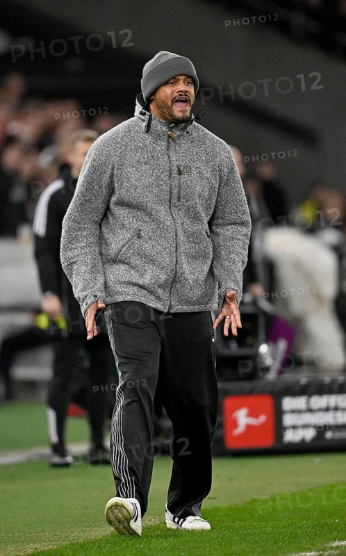 Coach coach Vincent Kompany FC Bayern Munich FCB on the sidelines gesture gesture MHParena, MHP Arena Stuttgart, Baden-WÃ¼rttemberg, Germany