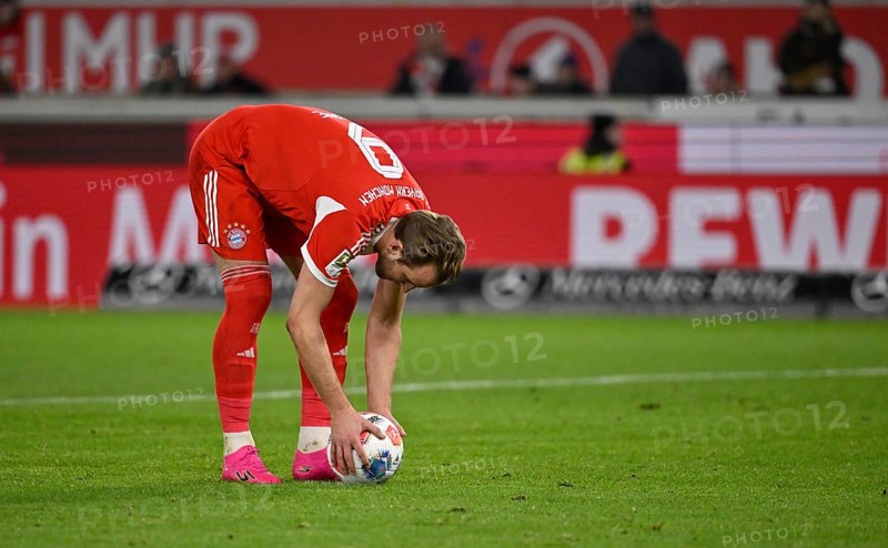 Harry Kane FC Bayern Munich FCB (09) takes ball for penalty kick, penalty kick MHPArena, MHP Arena Stuttgart, Baden-WÃ¼rttemberg, Germany
