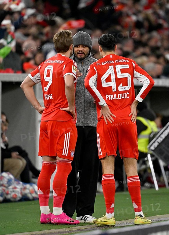 Coach Coach Vincent Kompany FC Bayern Munich FCB in front of substitution Change in discussion with Harry Kane FC Bayern Munich FCB (09) Aleksandar Pavlovic FC Bayern Munich FCB (45) MHPArena, MHP Arena Stuttgart, Baden-WÃ¼rttemberg, Germany