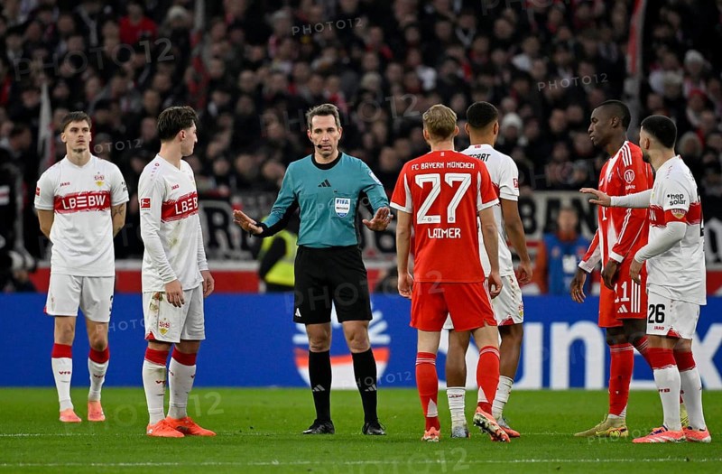 Waiting for the decision of the VAR, video assistant, video evidence, video referee video assistant referee referee referee Tobias Stieler Angelo Stiller VfB Stuttgart (06) Ramon Hendriks VfB Stuttgart (03) Konrad Laimer FC Bayern Munich FCB (27) Nicolas Jackson FC Bayern Munich FCB (11) Deniz Undav VfB Stuttgart (26) MHPArena, MHP Arena Stuttgart, Baden-WÃ¼rttemberg, Germany