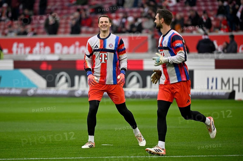 Goalkeeper Manuel Neuer FC Bayern Munich FCB (01) Warm-up Training Goalkeeper Sven Ulreich FC Bayern Munich FCB (26) laughs MHPArena, MHP Arena Stuttgart, Baden-WÃ¼rttemberg, Germany