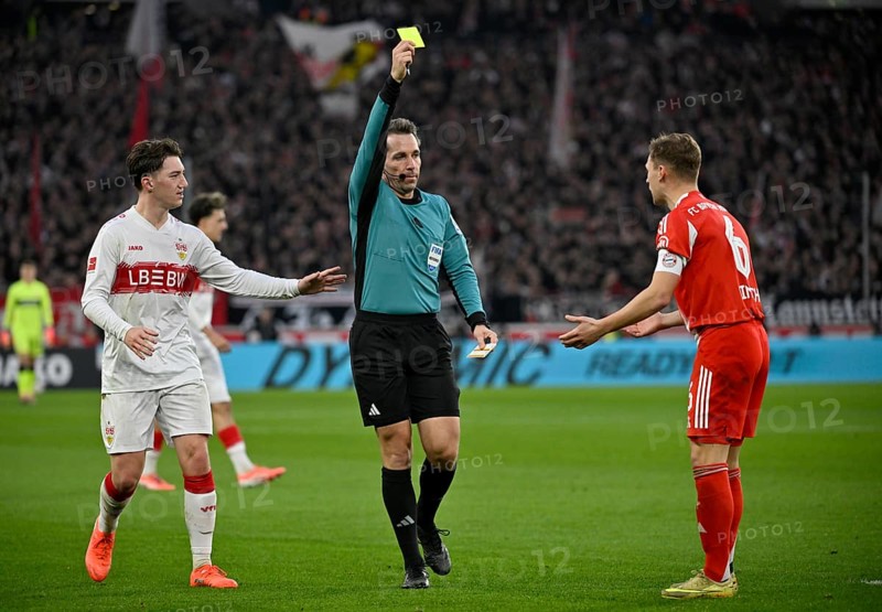 Referee Referee Tobias Stieler shows yellow card yellow caution Gesture Gesture Joshua Kimmich FC Bayern Munich FCB (06) Angelo Stiller VfB Stuttgart (06) MHPArena, MHP Arena Stuttgart, Baden-WÃ¼rttemberg, Germany