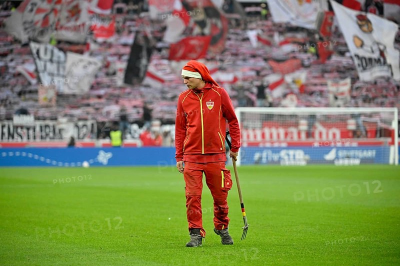 Greenkeeper with Santa hat, Christmas hat, in front of Cannstatt curve, fan block, fans, fan curve, flags, mood, atmospheric MHPArena, MHP Arena Stuttgart, Baden-WÃ¼rttemberg, Germany