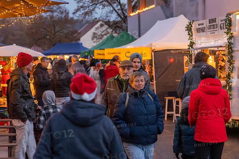Happy crowd at an illuminated market in a Christmas evening mood, Aidlingen Christmas market, Böblingen district, Germany