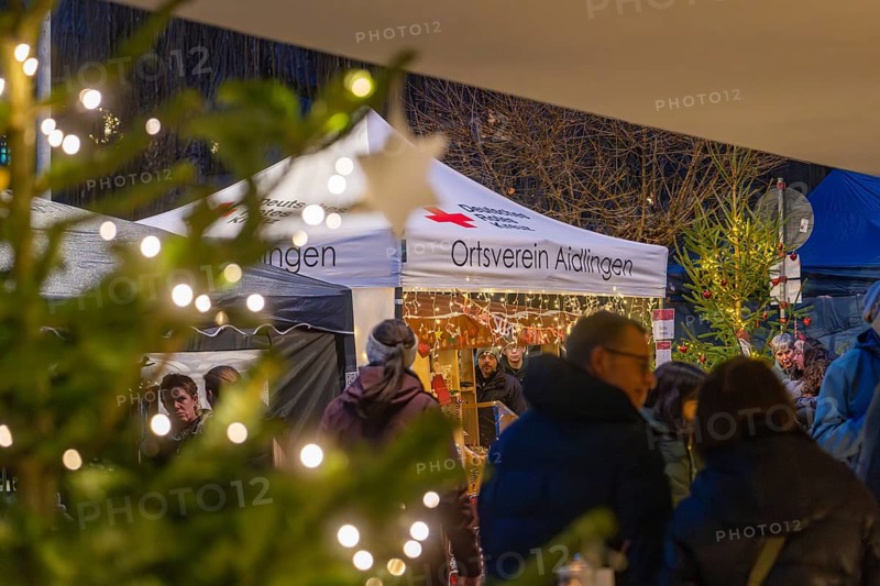 Christmas market with people and fairy lights in the background, Aidlingen Christmas market, Böblingen district, Germany