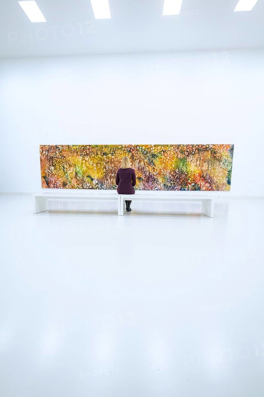 Large, colorful, abstract work of art in minimalist space with bench in front of it, Open Horizons exhibition, Schauwerk Sindelfingen, Böblingen district, Germany