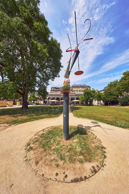 Sculpture for Wiesbaden, metal sculpture, sculptor Auke de Vries, park, trees, lawns, paths, historic building, blue sky, cumulus clouds, Kranzplatz square, Wiesbaden, state capital, district-free city, Hesse, Germany