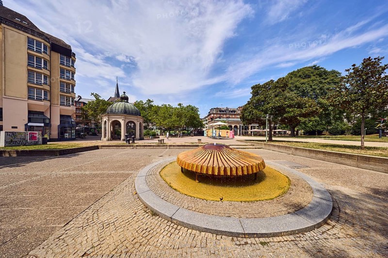 Kochbrunnenspringer thermal spring, fountain, mussel shaped, pavilion cooking fountain pavilion, park, trees, lawn, paths, general architecture, houses, blue sky, cumulus clouds, cirrus clouds, Kochbrunnenplatz, Wiesbaden, state capital, district-free city, Hesse, Germany