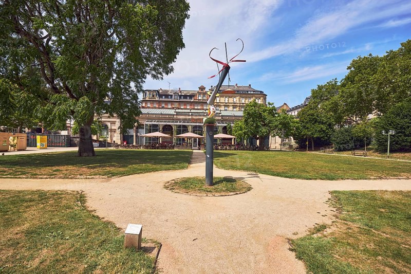 Sculpture for Wiesbaden, metal sculpture, sculptor Auke de Vries, park, trees, lawns, paths, historic building, blue sky, cumulus clouds, Kranzplatz square, Wiesbaden, state capital, district-free city, Hesse, Germany