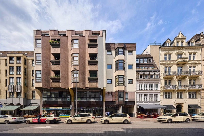 Row of houses, general architecture, modern buildings, residential buildings and commercial buildings, historic houses, taxi stand, taxi, retail, grocery store Family Nuts, blue sky, cirrostratus clouds, cirrus clouds, cumulus clouds, Kranzplatz street, Wiesbaden, state capital, district-free city, Hesse, Germany