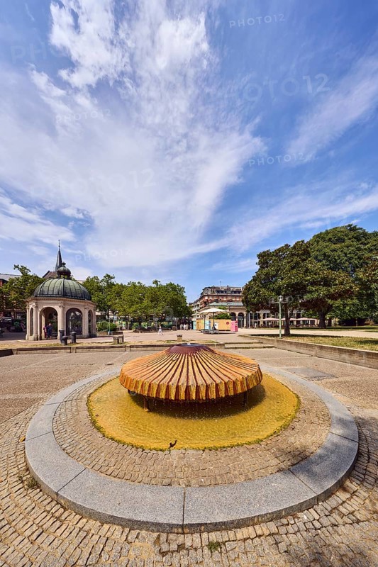 Kochbrunnenspringer thermal spring, mussel-shaped, pavilion Kochbrunnenpavillon, fountain, park, trees, lawn, paths, general architecture, blue sky, cumulus clouds, cirrus clouds, Kochbrunnenplatz, Wiesbaden, state capital, district-free city, Hesse, Germany
