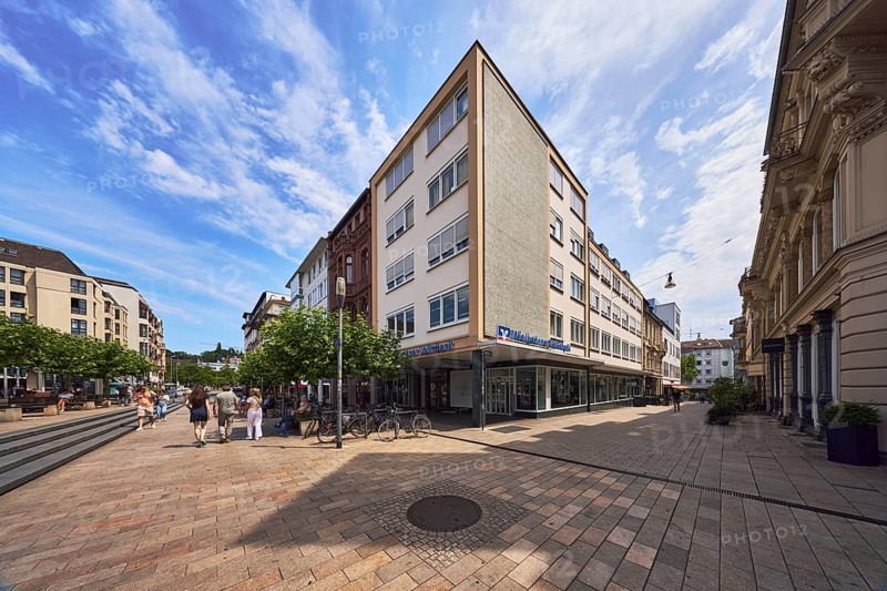 Wiesbadener Volksbank eG, Beratungszentrum Langgasse, pedestrian zone, general architecture, commercial buildings, modern architecture, city trees, lantern, pedestrians as accessories, blue sky, altocumulus clouds, intersection Langgasse with BÃ¤renstraÃŸe, Wiesbaden, state capital, district-free city, Hesse, Germany
