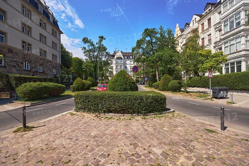Rheingauviertel, historic residential buildings, historicism architectural style, residential area, boxwood hedge (Buxus sempervirens), lawn, trees, cobblestone pavement, blue sky, altocumulus clouds, cirrus clouds, An der Ringkirche, Klarenthaler StraÃŸe, Wiesbaden, state capital, independent city, Hesse, Germany