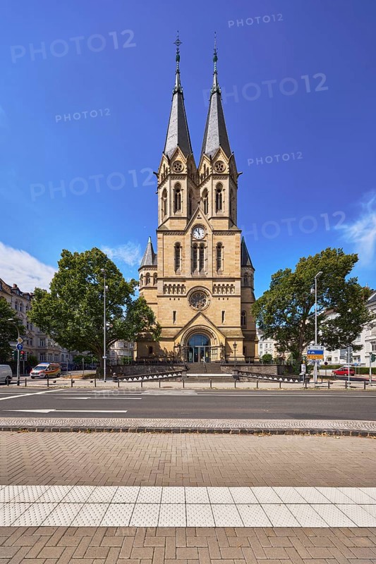 Ringkirche church, Evangelische Ringkirchengemeinde, neo-Romanesque architectural style, architect Johannes Otzen, general architecture, lantern, roads, trees, blue sky, altocumulus clouds, cumulus clouds, Kaiser-Friedrich-Ring intersection with An der Ringkirche, federal road B54, Wiesbaden, state capital, district-free city, Hesse, Germany