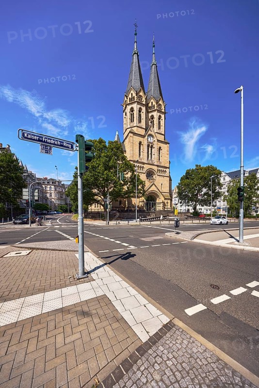 Ringkirche church, Evangelische Ringkirchengemeinde, neuromanik architectural style, architect Johannes Otzen, general architecture, houses, roads, traffic light crossing, central island, pedestrian crossing, cycle path, lantern, street sign, street name, blue sky, altocumulus clouds, intersection RheinstraÃŸe, Kaiser-Friedrich-Ring and An der Ringkirche, federal road B54, Wiesbaden, state capital, district-free city, Hesse, Germany