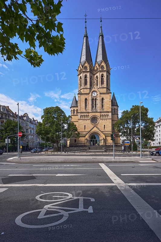 Evangelische Ringkirchengemeinde, church, neo-Romanesque architectural style, architect Johannes Otzen, general architecture, houses, buildings, street, cycle path, road marking BUS, lanes, directional arrows, traffic lights, trees, branches, blue sky, altocumulus clouds, intersection RheinstraÃŸe, Kaiser-Friedrich-Ring and An der Ringkirche, BundesstraÃŸe B54, Wiesbaden, state capital, district-free city, Hesse, Germany