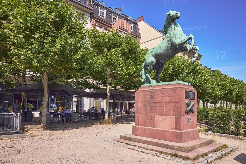 Orange monument, horse sculpture, residential and commercial building, outdoor area of a restaurant, general architecture, blue sky, cirrus clouds, Luisenplatz, Wiesbaden, state capital, district-free city, Hesse, Germany