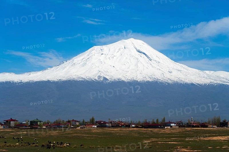 Schneeberg rises majestically behind a picturesque village with clear skies, Great Ararat, BÃ¼yÃ¼k AÄŸrÄ± DaÄŸÄ±, Dogubayazit, DogubayazÄ±t, Dogubeyazit, Agri Province, Eastern Anatolia, Anatolia, Turkey