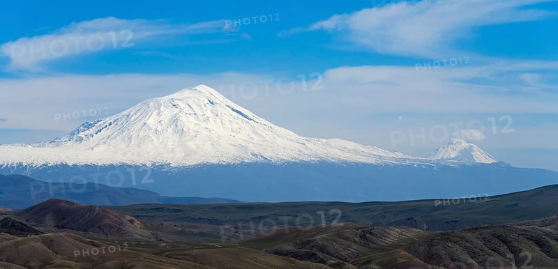 Panorama of snow-covered mountain and sky framed by vast landscape, large and small Ararat, BÃ¼yÃ¼k AÄŸrÄ± DaÄŸÄ±, Dogubayazit, DoÄŸubayazÄ±t, Dogubeyazit, Agri Province, AÄŸrÄ±, Eastern Anatolia, Anatolia, Turkey