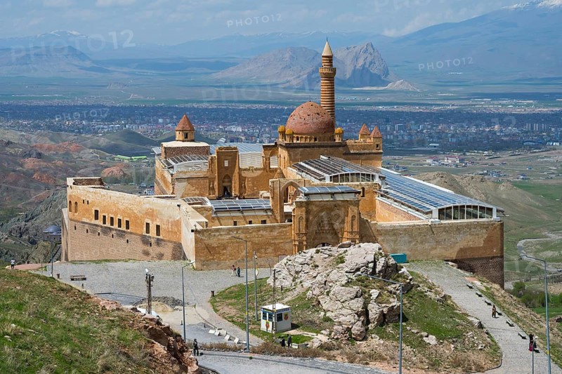 A well-preserved castle in a picturesque mountainous landscape with a partly cloudy sky, Ishak Pasha Palace, Ishak PaÅŸa SarayÄ±, Ottomans, Dogubayazit, DoÄŸubayazÄ±t, DoÄŸubeyazÄ±t, Agri Province, AÄŸrÄ±, Eastern Anatolia, Anatolia, Turkey
