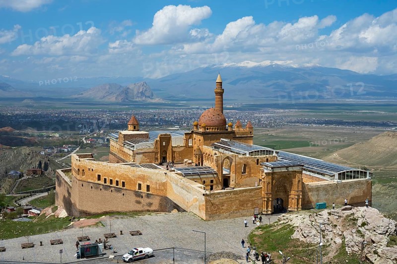 Historic fortress with panoramic views of surrounding countryside and cloudy sky, Ishak Pasha Palace, Ishak Pasha Palace, Ä°shak PaÅŸa SarayÄ±, Ottomans, Dogubayazit, DoÄŸubayazÄ±t, DoÄŸubeyazÄ±t, Agri Province, AÄŸrÄ±, Eastern Anatolia, Anatolia, Turkey