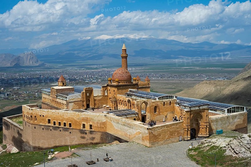 An imposing historic fortress in a mountainous landscape under blue sky with clouds, Ishak Pasha Palace, Ishak PaÅŸa SarayÄ±, Ottomans, Dogubayazit, DoÄŸubayazÄ±t, DoÄŸubeyazÄ±t, Agri Province, AÄŸrÄ±, Eastern Anatolia, Anatolia, Turkey