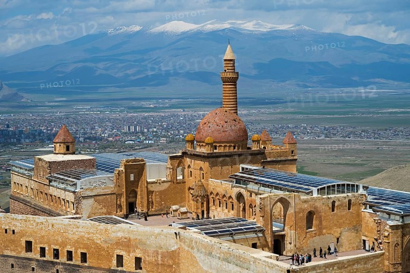 A historic palace with dome, overlooking a city and a mountainous landscape, Ishak Pasha Palace, Ishak PaÅŸa SarayÄ±, Ottomans, Dogubayazit, DoÄŸubayazÄ±t, DoÄŸubeyazÄ±t, Agri Province, AÄŸrÄ±, Eastern Anatolia, Anatolia, Turkey