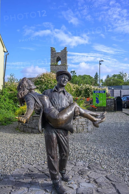 Statue of John Wayne and Maureen O Hara (film Quiet man), Cong, County Mayo, Ireland