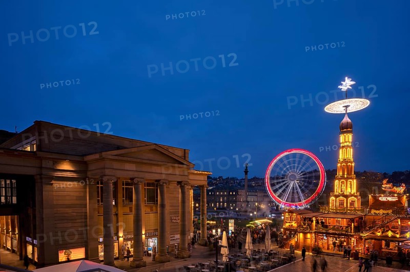 Night view, Christmas market with Christmas pyramid, Ferris wheel, movement effect, New Palace, Palace Square, Königsbau, Christmas stalls, stalls, Christmas market, blue hour, Stuttgart, Baden-WÃ¼rttemberg, Germany