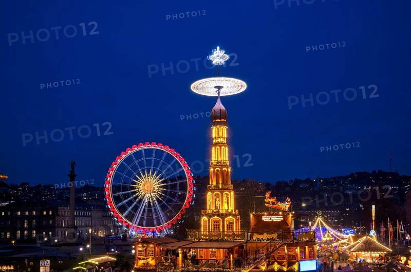 Night view, Christmas market with Christmas pyramid, Ferris wheel, movement effect, New Castle, Palace Square, Christmas stalls, stalls, Christmas market, blue hour, Stuttgart, Baden-WÃ¼rttemberg, Germany