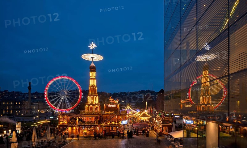 Night view, Christmas market with Christmas pyramid, reflection in the art museum, cube, Ferris wheel, movement effect, New Castle, Palace Square, Christmas stalls, stalls, Christmas market, blue hour, Stuttgart, Baden-WÃ¼rttemberg, Germany