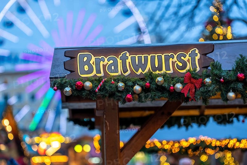 Imbissbude, Bratwurst, Christmas market in downtown Duisburg, KönigstraÃŸe, Riesenrad, North Rhine-Westphalia, Germany
