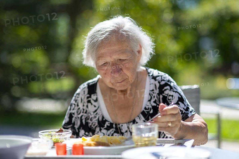 86-year-old woman having lunch, retirement home, Jettingen, Baden-WÃ¼rttemberg, Germany