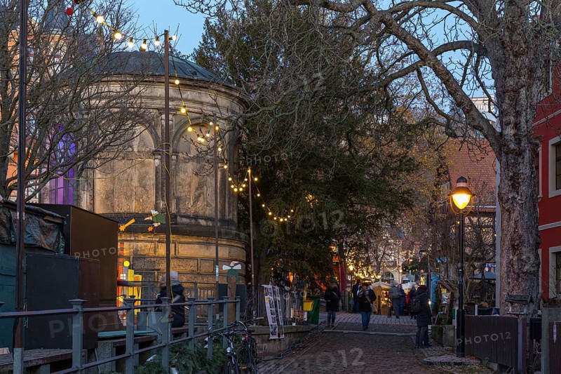 Elbhangfest Christmas market in Dresden Loschwitz in the historic village center of Loschwitz during Advent, on the left the Joseph Hermann monument in the pavilion, Dresden, Saxony, Germany
