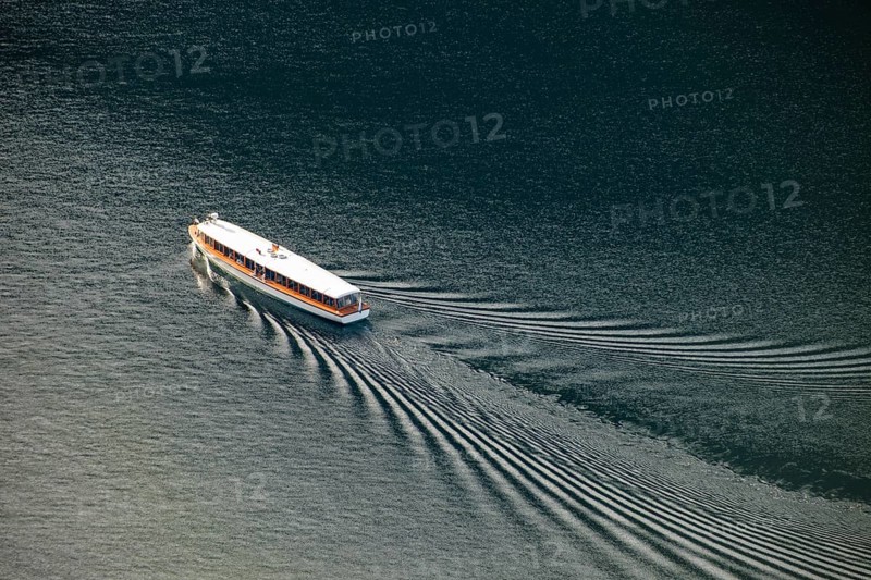 Excursion boat with bow wave at KÃ¶nigssee from above, SchÃ¶nau am KÃ¶nigssee, Berchtesgadener Land, Upper Bavaria, Bavaria, Germany