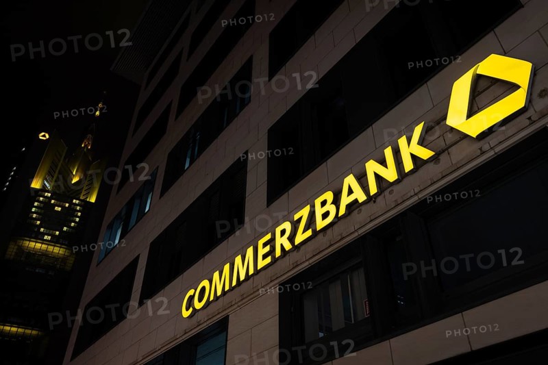 A yellow heart glows on the faÃ§ade of the Commerzbank Tower in Frankfurt am Main at Christmas time in the evening, Frankfurt am Main, Hesse, Germany
