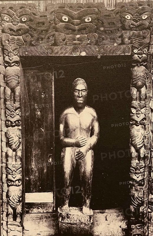 Tawhaki's twin post Te Apaapa at the entrance to Te Mana Assembly House, Turanga, ca. 1895, Maori, historical photo, Rotorua, New Zealand