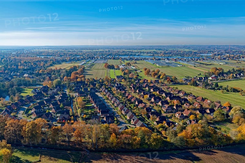 The Fritz-Bringmann-Ring and Homannring residential areas in FÃ¼nfhausen in Hamburg's Vier- and Marschlanden. In the foreground, the Marschbahndamm, in the background, the Elbe. aerial view. Kirchwerder, Hamburg, Germany