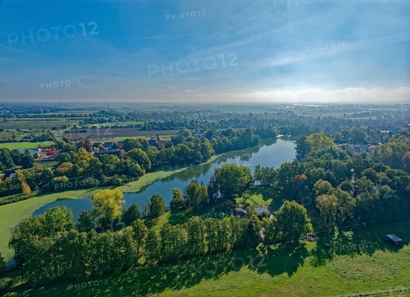 The sandback lake in Hamburg's Vier- und Marschlanden in autumn. aerial view. FÃ¼nfhausen, Kirchwerder, Hamburg, Germany