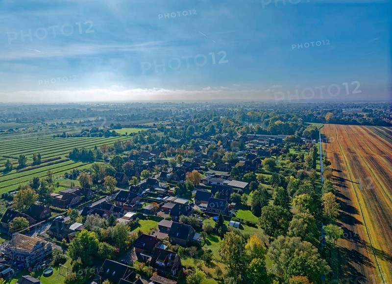 The Hamburg district of FÃ¼nfhausen between autumnal fields in Hamburg's Vierschlanden and Marschlanden. aerial view. FÃ¼nfhausen, Kirchwerder, Hamburg, Germany