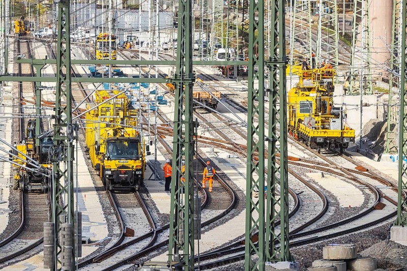 Rail construction crews with a work train. New parking station in UntertÃ¼rkheim. As part of Stuttgart 21, train traffic is being reorganized. Among other things, 33 sidings are being built. Critical rail infrastructure with railroad tracks and overhead lines. Symbolic photo. Stuttgart, Baden-WÃ¼rttemberg, Germany