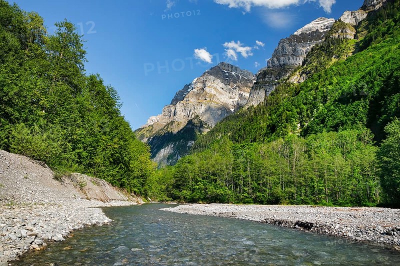 Klön, tributary to Lake Klöntal, GlÃ¤rnisch with Ruchen and Gross Feuerberg in the background, Klöntal, Canton of Glarus, Switzerland
