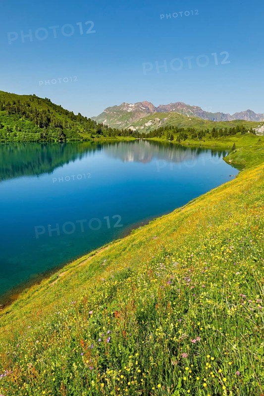 Engstlensee near Engstlenalp with Rothorn and Glogghues in the background, Canton of Bern, Switzerland
