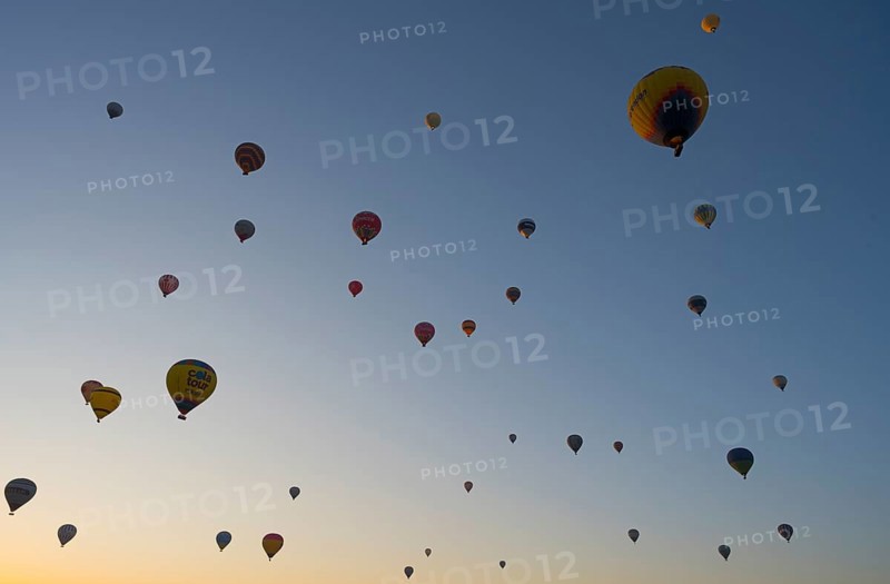 Many hot air balloons float in the morning sky and create a calm and adventurous atmosphere, Göreme Tarihî Millî ParkÄ±, Nevsehir Province, NevÅŸehir, Cappadocia, Capadocia, Cappadocia, Central Anatolia, Turkey